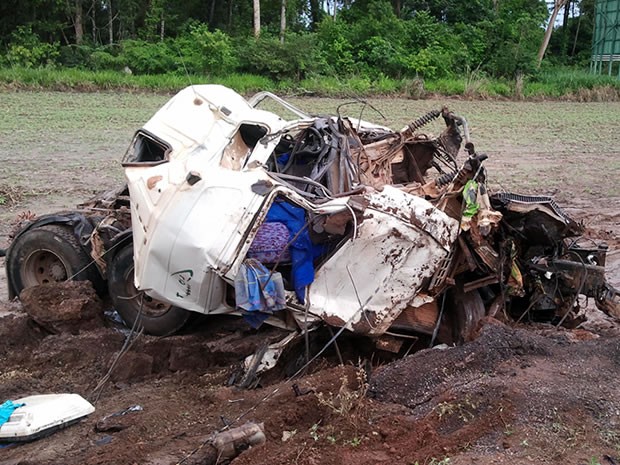 Carreta ficou destruída e motorista morreu em acidente na BR-163 (Foto: Reginaldo Macedo/TVCA)