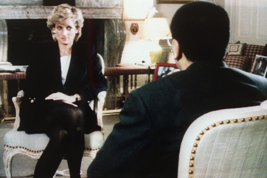 Diana na famosa entrevista em que expôs sua relação conflituosa com a família real (Foto: Reprodução) Diana na famosa entrevista em que expôs sua relação conflituosa com a família real (Foto: Reprodução)