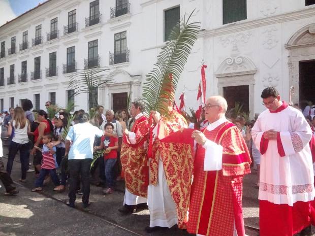 Arcebispo de Belém, Dom Alberto Taveira, condiziu a procissão de ramos.   (Foto: Thais Rezende/ G1)