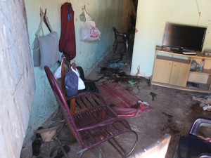 Casa fica destruída depois que seis pessoas da mesma família são mortas em chacina no PI (Foto: Ellyo Teixeira/G1)