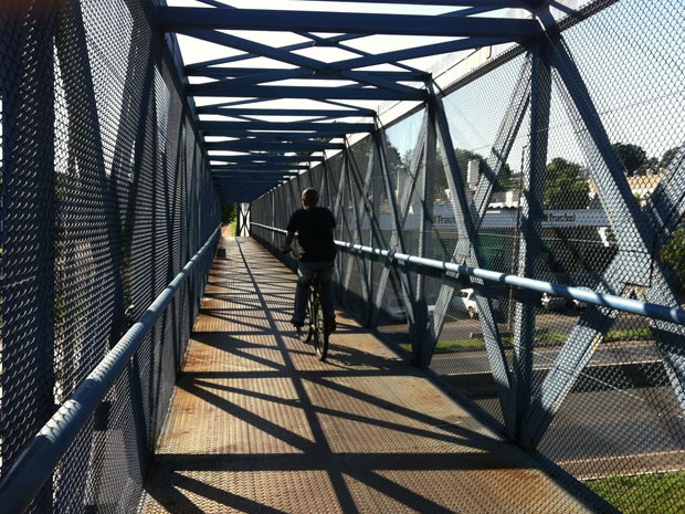 G1 flagrou ciclista passando pedalando em passarela (Foto: Fernanda Resende/G1)