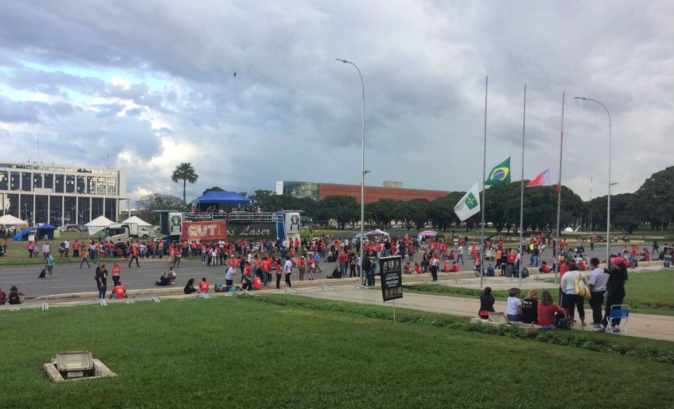 Manifestantes em frente ao Palácio do Buriti, em Brasília (Foto: Wellington Hanna/G1 )