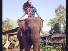 Izabel Goulart brinca com elefante em viagem pela Tailândia