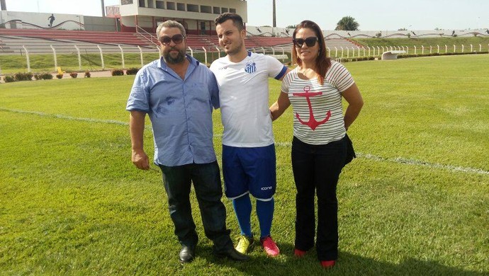 Jean Chera e os pais no estádio Gigante do Norte, em Sinop (Foto: Valcir Pereira/SportSinop)