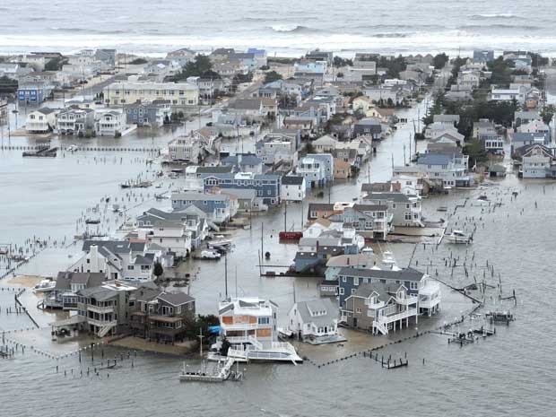 Bairro em Long Beach Island, em Nova Jersey, fica alagado depois da passagem da tempestade Sandy. (Foto: Clem Murray / The Philadelphia Inquirer / AP Photo)