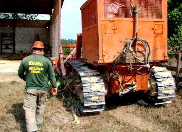 Grupo invadiu fazenda e roubou um dos tratores apreendidos em ação do Icra/Ibama. (Foto: Divulgação/Incra)