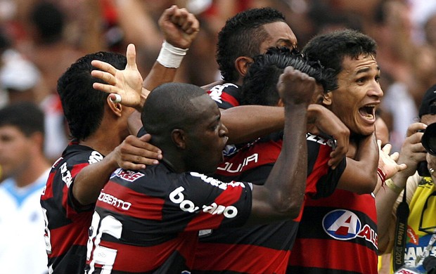 Ronaldo Angelim gol Flamengo x Grêmio 2009 (Foto: EFE)