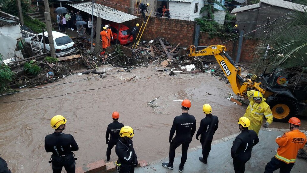 Equipes trabalham na Zona Leste de Porto Alegre após desabamento (Foto: Francine Rabuske/RBS TV)