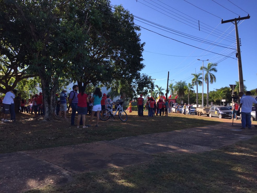 Manifestantes começam a se concentrar em frente a colégio em Palmas (Foto: Mary Araújo/TV Anhanguera)