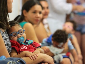 Tratamento com óculos especiais traz ganhos para o desenvolvimento das crianças, no Recife (Foto: Marlon Costa/Pernambuco Press)