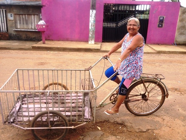 Dona Neusa segue pelas ruas em busca de doações (Foto: Vanessa Vasconcelos/G1)