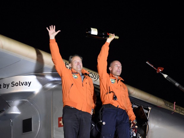 Andre Borschberg e Bertrand Piccard comemoram mais uma etapa do voo ao redor do mundo.  (Foto: Reuters)