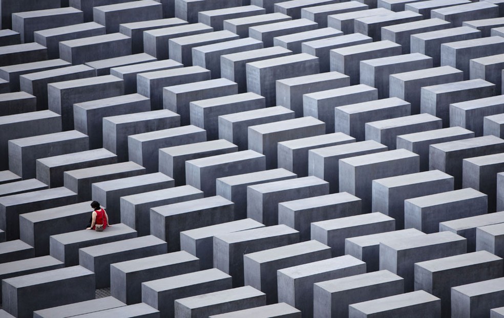 Mulher observa Memorial do Holocausto em Berlim, na Alemanha. (Foto: AP )