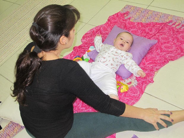 Baby Ioga em São Vicente (Foto: Anna Gabriela Ribeiro/G1)