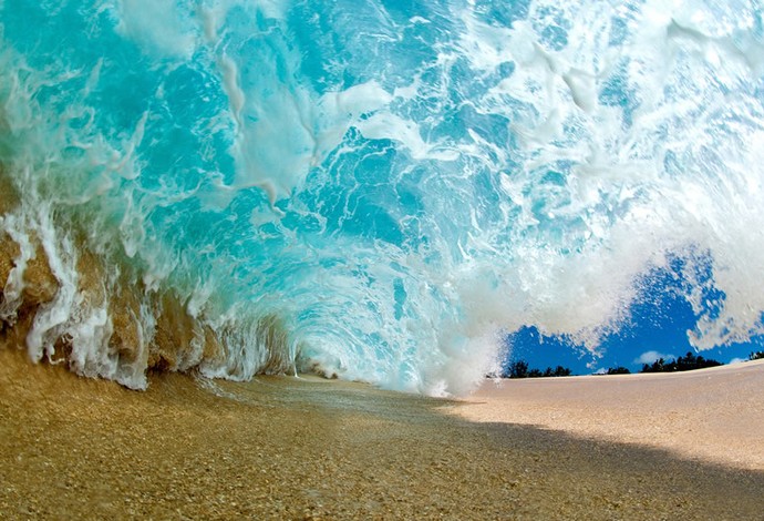 Foto de Clark Little; ele entra nas ondas para fazer a imagem perfeita (Foto: Clark Little/Divulgação)