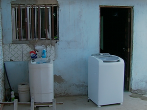 Mulher morre após sofrer descarga elétrica quando lavava roupa em casa (Foto: Reprodução/ TV Asa Branca)