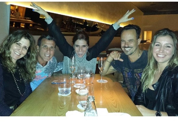 Eri Johnson, Giovanna Antonelli e Paulo Vilhena com amigos em restaurante no Rio (Foto: Instagram/ Reprodução)