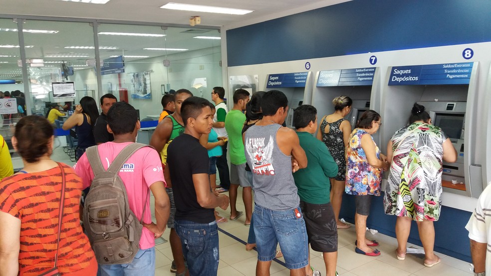 Clientes fazem fila em Macapá (AP) para sacar FGTS no sábado (8) (Foto: Jéssica Alves/G1)