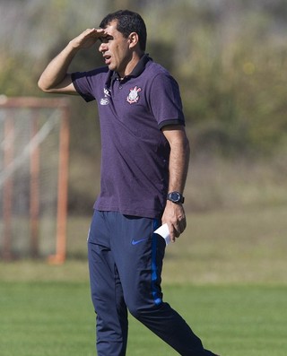 Dividido, Corinthians desembarca no Brasil após atrasos; Carille elogia time