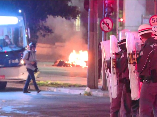 Polícia Militar joga bombas de gás lacrimogêneo para dispersar manifestação na Rua da Consolação (Foto: TV Globo/Reprodução)