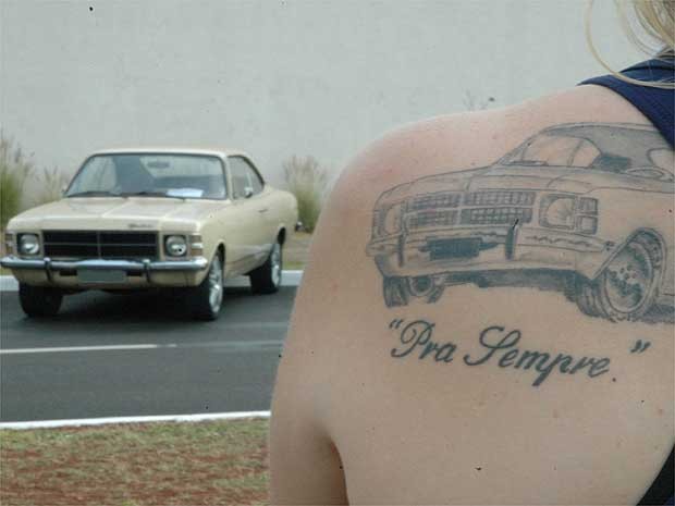Mariza de Bone, a Joice do Opala, e sua tatuagem homenageando o carro dela (Foto: Mariza de Bone/Divulgação)