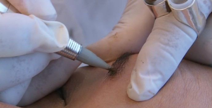 Designer de sobrancelha mostra a técnica da micropigmentação (Foto: Reprodução / TV Diário)