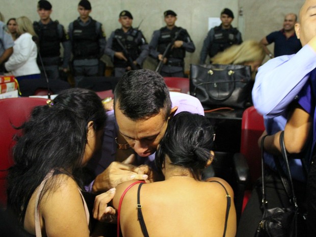 Rafael foi consolado por familiares depois de ser condenado  (Foto: Ive Rylo/G1 AM)