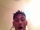 No banho e todo descabelado, Neymar faz careta 