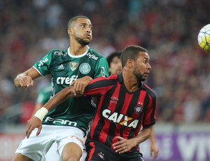 Atlético-PR Palmeiras Vitor Hugo Hernani (Foto: Giuliano Gomes/Agência PR Press)
