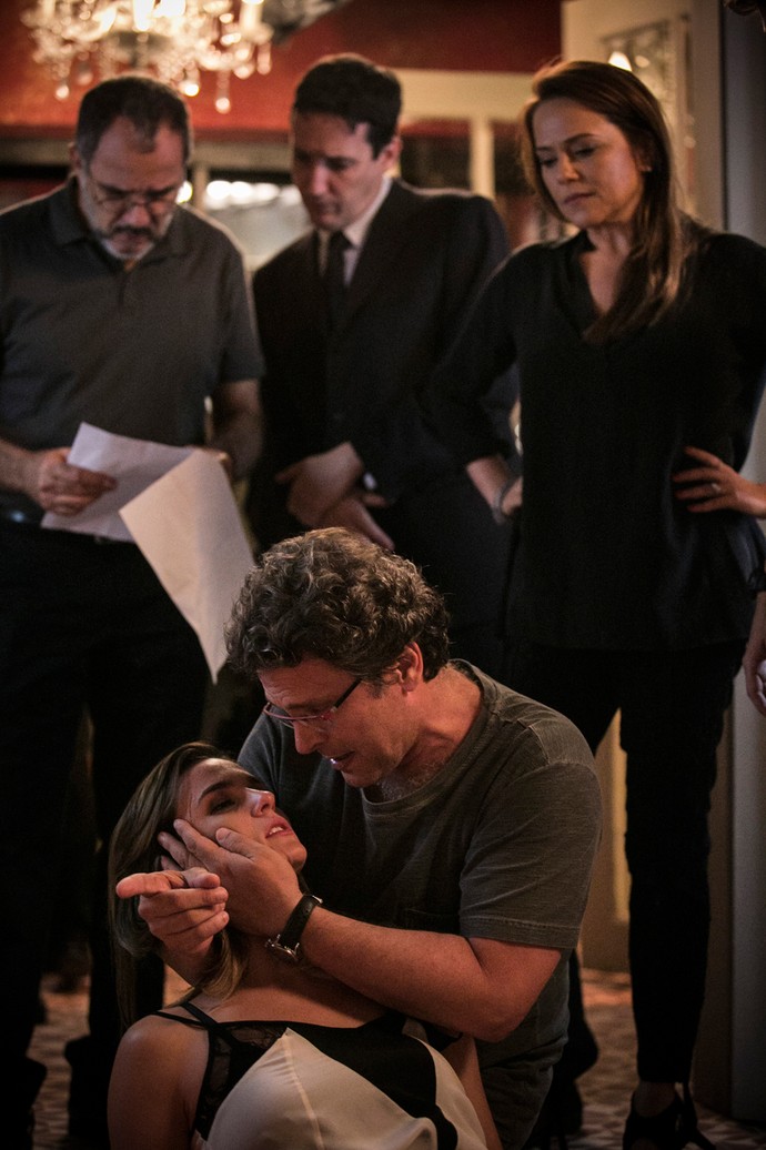 O diretor Luiz Henrique Rios passa cena da morte de Sofia com elenco (Foto: Raphael Dias / Gshow)