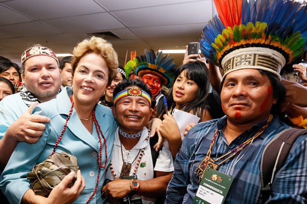 A presidente Dilma Rousseff posou para fotografia ao lado de índios na cerimônia de lançamento dos Jogos Mundiais dos PovosIndígenas (Foto: Roberto Stuckert Filho/PR)