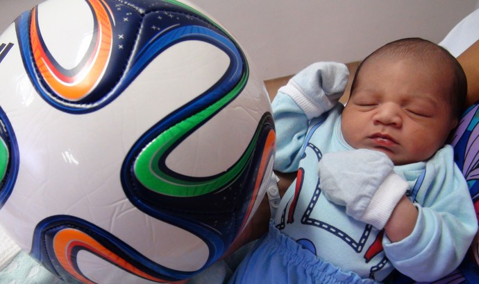Recém-nascidos recebem a bola Brazuca em maternidade de São Paulo (Foto: Cassio Barco)