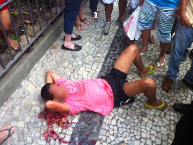 Menor foi agredido após roubar cordão de mulher no Flamengo (Foto: Daniel Silveira/ G1)