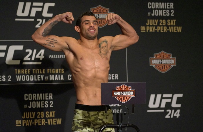Renan Barão pesagem UFC 214 (Foto: Evelyn Rodrigues)