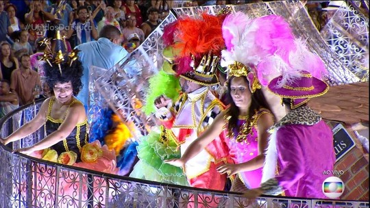 Problemas com carros alegóricos marcam carnaval do Grupo Especial