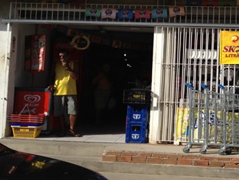 Fachada da loja onde produtos roubados foram encontrados. (Foto: Divulgação / Polícia Civil)