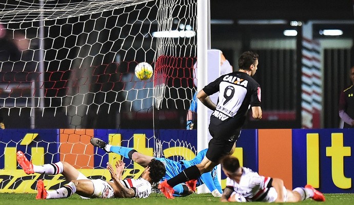 Gol Lucas Pratto São Paulo x Atlético-MG (Foto: Marcos Ribolli)