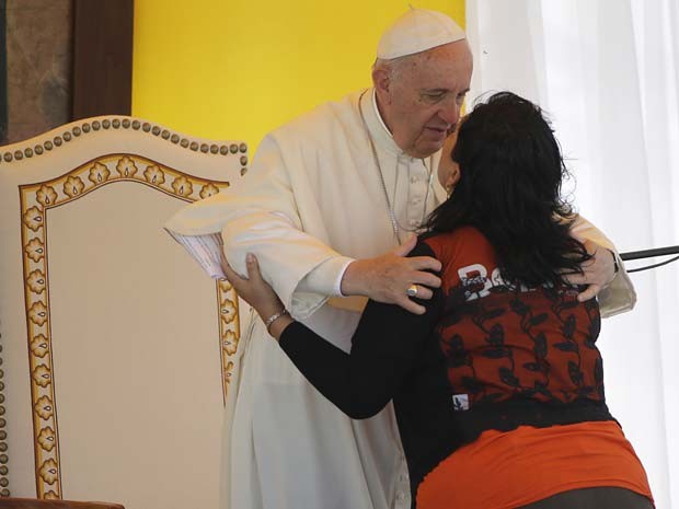 Papa Francisco abraça prisioneira ao visitar a prisão Palmasola em Santa Cruz nesta sexta-feira (10) (Foto: AP Photo/Gregorio Borgia)