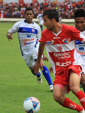 Danilo Sacramento domina a bola no jogo entre CRB e Águia (Foto: Ailton Cruz/ Gazeta de Alagoas)