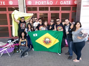 Fãs do Guns N' Roses fazem acampam no Beira-Rio para o show de 8 de novembro (Foto: Renato Soder/RBS TV) Fãs do Guns N' Roses fazem acampam no Beira-Rio para o show de 8 de novembro (Foto: Renato Soder/RBS TV)