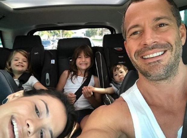 Malvino Salvador com Kyra Grace e as filhas Sofia, Ayra e Kyara (Foto: Reprodução) Malvino Salvador com Kyra Grace e as filhas Sofia, Ayra e Kyara (Foto: Reprodução)