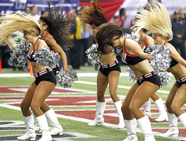 cheerleaders na partida do Falcons na NFL contra o São Francisco (Foto: Reuters)