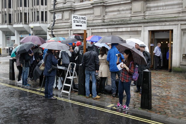 Início da votação, às 7h locais (3h de Brasília), foi marcado pela chuva em Londres, capital inglesa (Foto: Tim Ireland/AP)