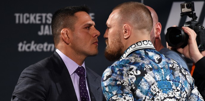 Rafael dos Anjos e Conor McGregor encarada coletiva UFC 197 (Foto: Getty Images)