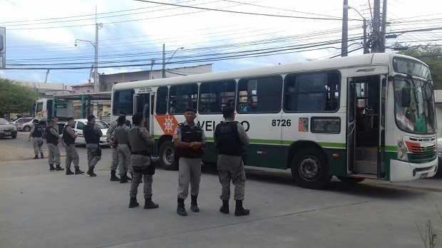 Ônibus também estão sendo parados e passageiros, revistados (Foto: Hágata Christye/G1)