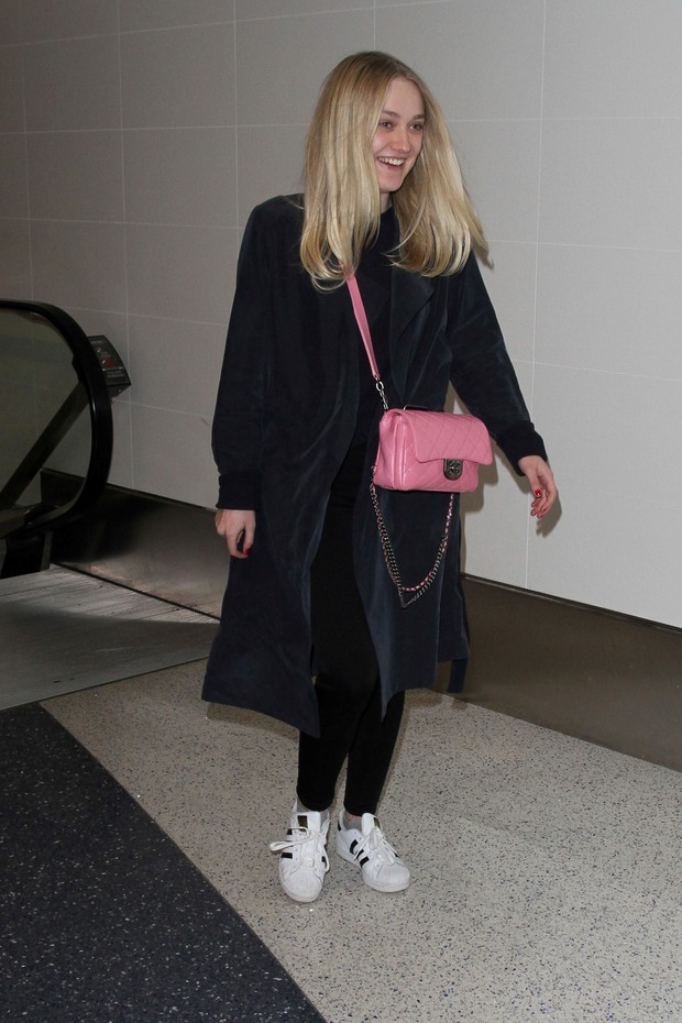 Dakota Fanning usa bolsa de três mil dólares para viajar (Foto: AKM)