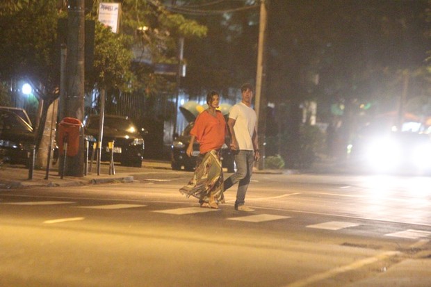 Juliana Paes com o marido, Carlos Eduardo Baptista, na Barra da Tijuca, Zona Oeste do Rio (Foto: Delson Silva/ Ag. News)