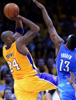 Maestro Kobe comanda, e Lakers vencem a primeira sobre o Thunder
