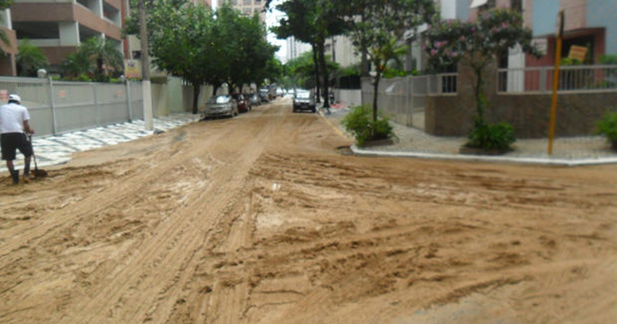 G Moradores Reclamam De Rua Coberta De Lama Em Guaruj Sp