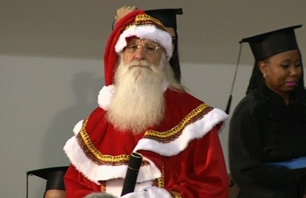 'Papai Noel' volta a estudar e conclui Ensino Médio aos 70 anos, em vALPARAÍSO DE Goiás (Foto: Reprodução/TV Anhanguera)